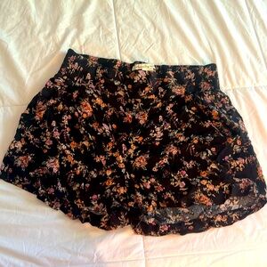 Wide waste band shorts for summer. Front pockets. Size medium.